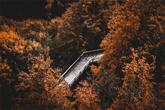 描写钢铁的句子关于钢铁精神的句子